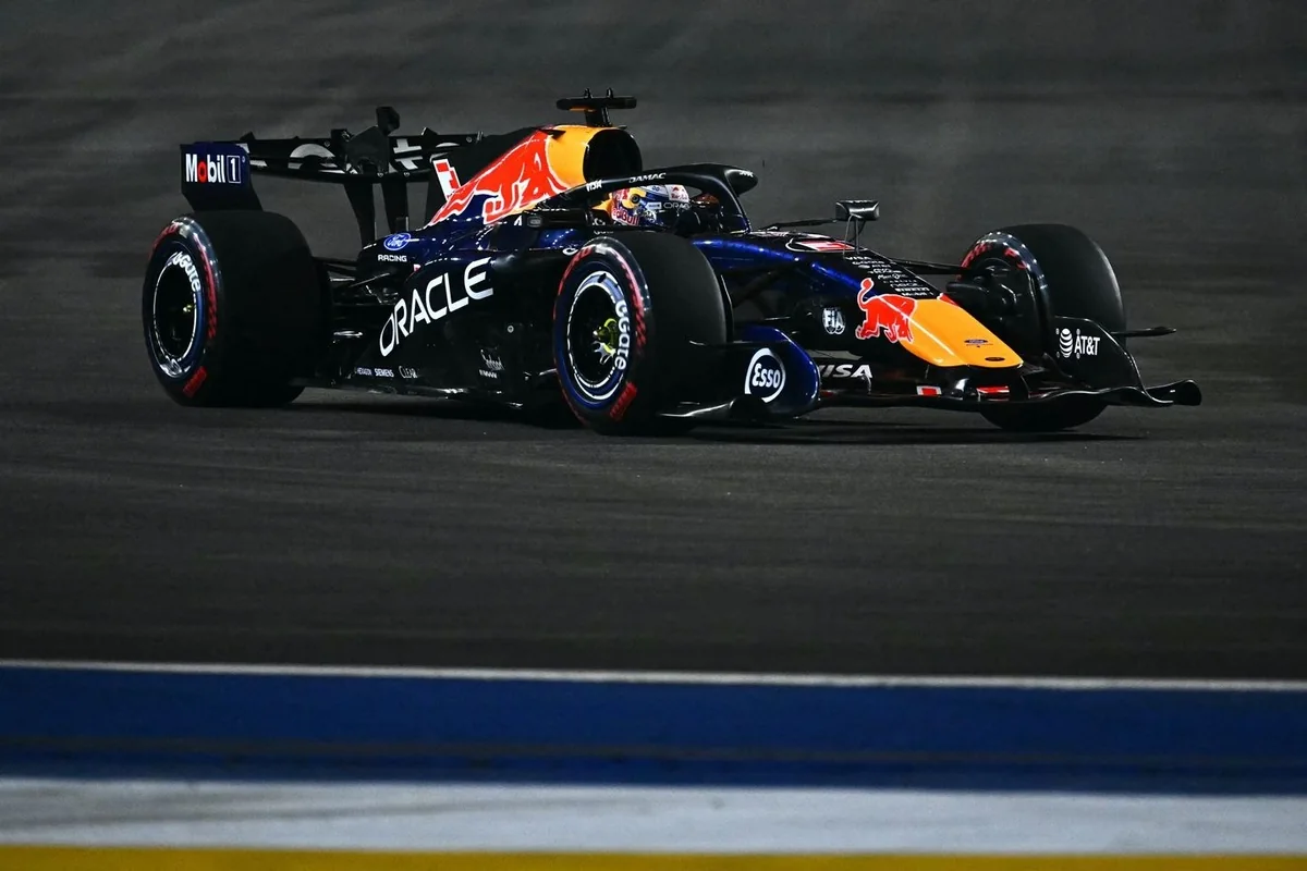 Макс Ферстаппен завоевал поул на Гран-при Сингапура, опередив Ferrari