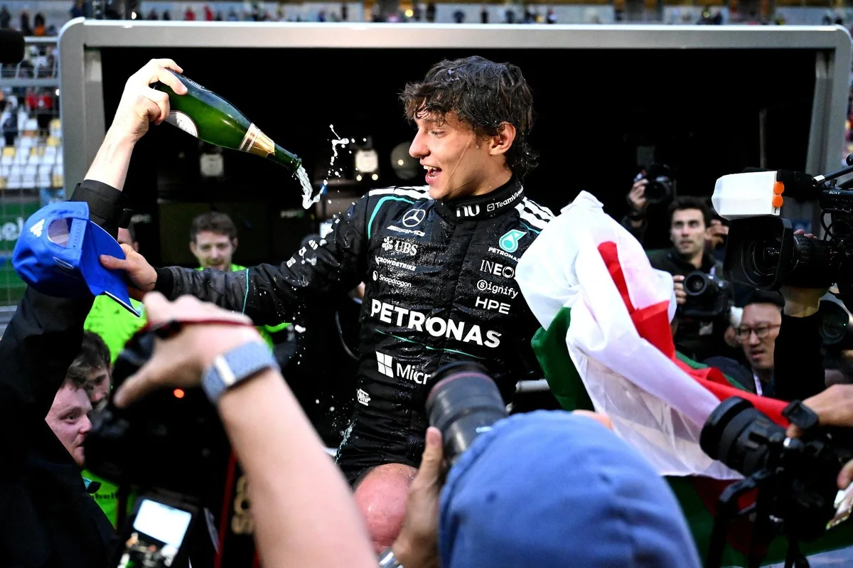 Антонелли получил от Mercedes оригинальный трофей за первую победу в F1