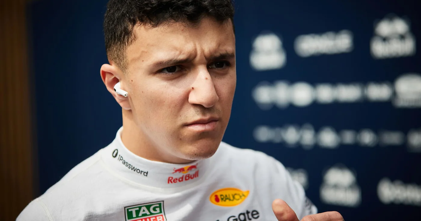 Исак Хаджар вызван к стюардам FIA из-за предполагаемого инцидента с болельщиком
