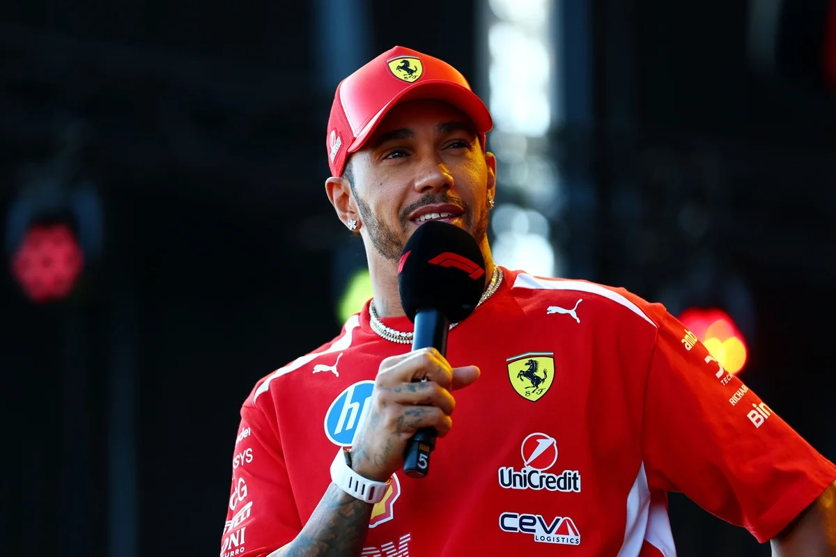 Хэмилтон раскритикован за отказ остановить поврежденную Ferrari в третьей тренировке