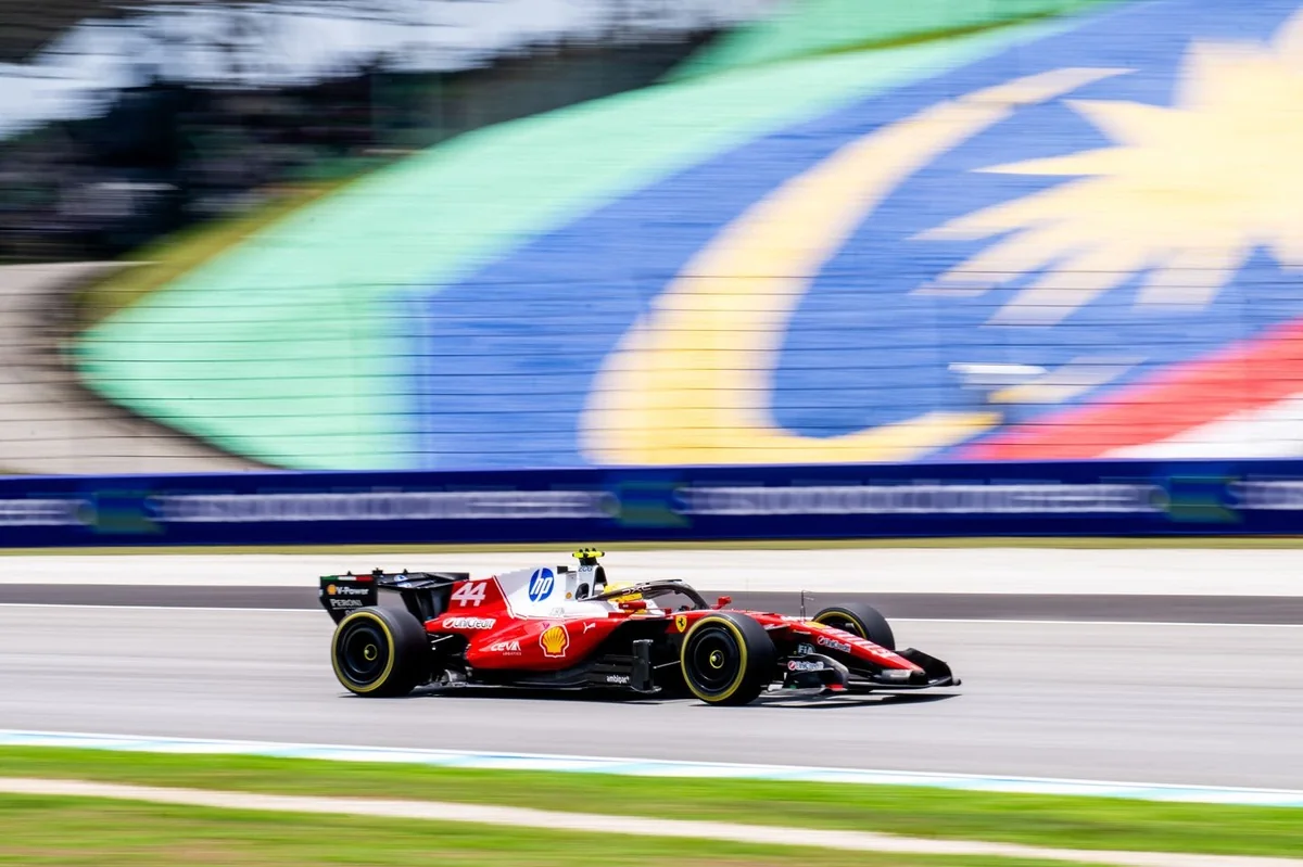 Льюис Хэмилтон получил предупреждение, Ferrari оштрафовали на €10 000 за помеху в тренировке Гран-при Бахрейна
