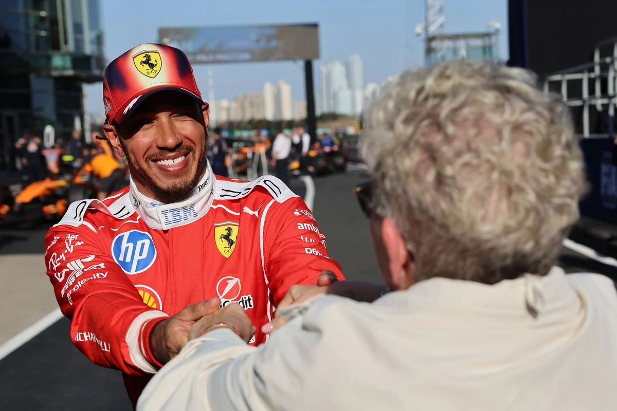 Льюис Хэмилтон вывел мать на сцену на мероприятии Ferrari в Милане