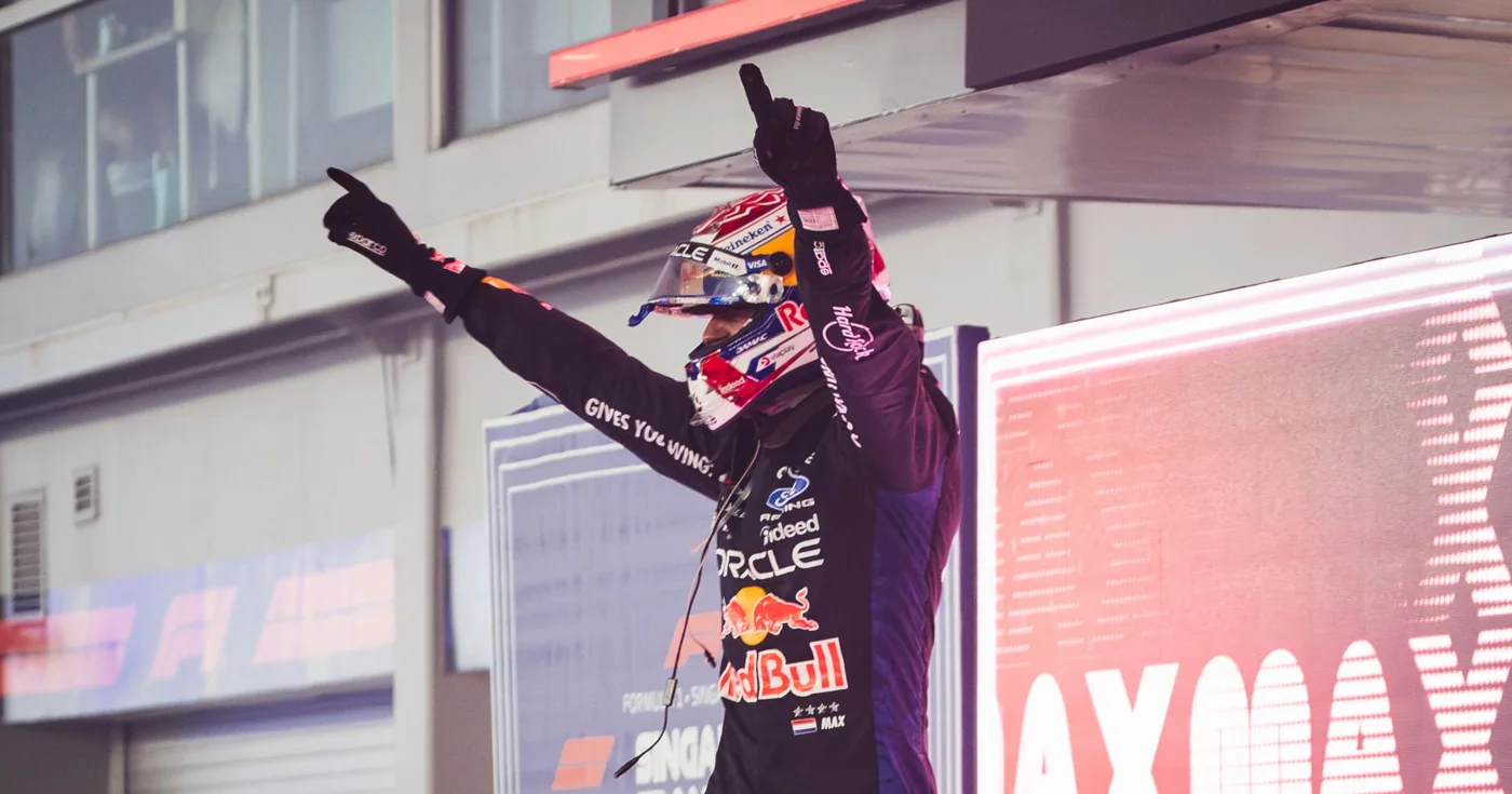 Макс Ферстаппен впервые выиграл Гран-при Сингапура, а Red Bull взяла максимум очков
