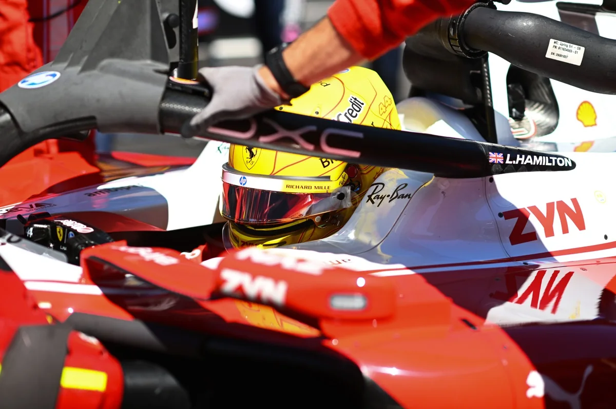 Льюис Хэмилтон отверг сообщения о требовании заменить сотрудников Ferrari
