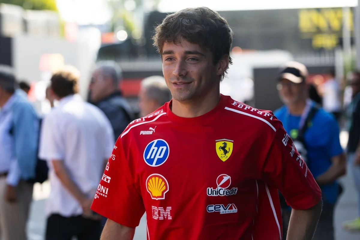 Ferrari представила черный гоночный комбинезон для Шарля Леклера в Сингапуре